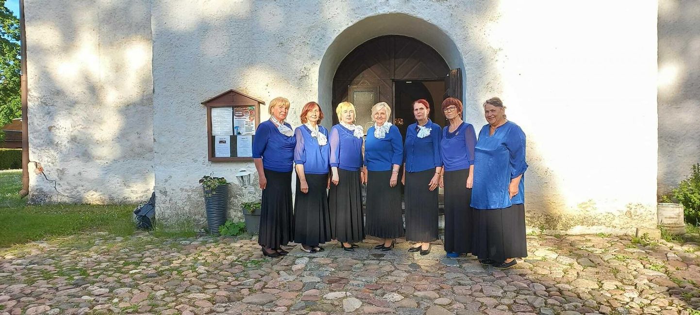 Laululusti kuuluvad (vasakult) Ene Kaasik, Sirje Meier, Terje Luik, Mare Kilgi, Helve Tähis-Asuküla, Hellen Klein ja Sirje Oja. Pildilt puudub Riina Lõhmus.