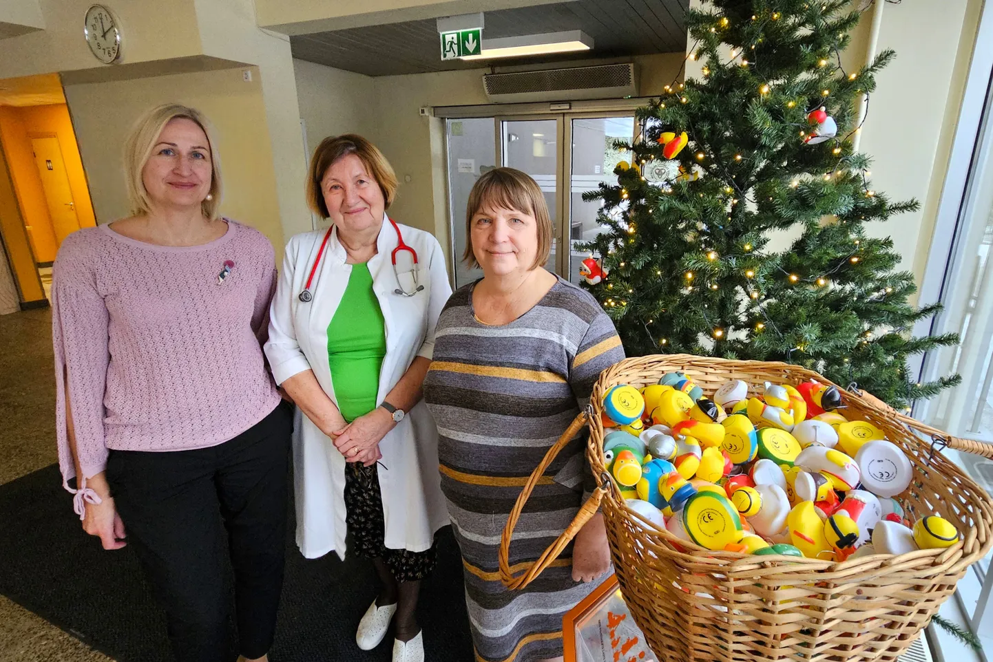 Lõuna-Eesti haigla kommunikatsioonijuht Ave Abel (vasakult), vanemlastearst Ruth Kipper ja ravijuht Agnes Aart.