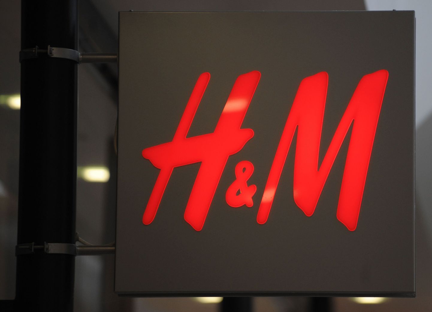 Rooma H&M-i poest rööviti 60 000 eurot
