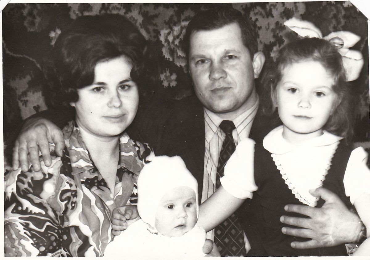 Инна с родителями и братом. Чуть позже папа Инны, Василий Васильевич Захаров, будет руководить на Севере строительной организацией "Латтюменьдорстрой" (в дальнейшем "Латсиб")