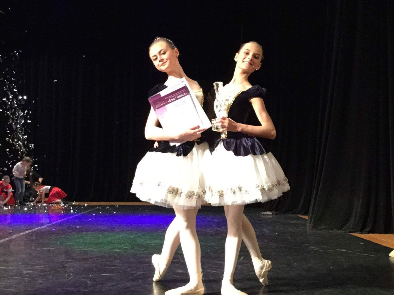 Auhinnatud balletiduo Jette Pruulmann (vasakult) ja Doris Keernik Peterburis.