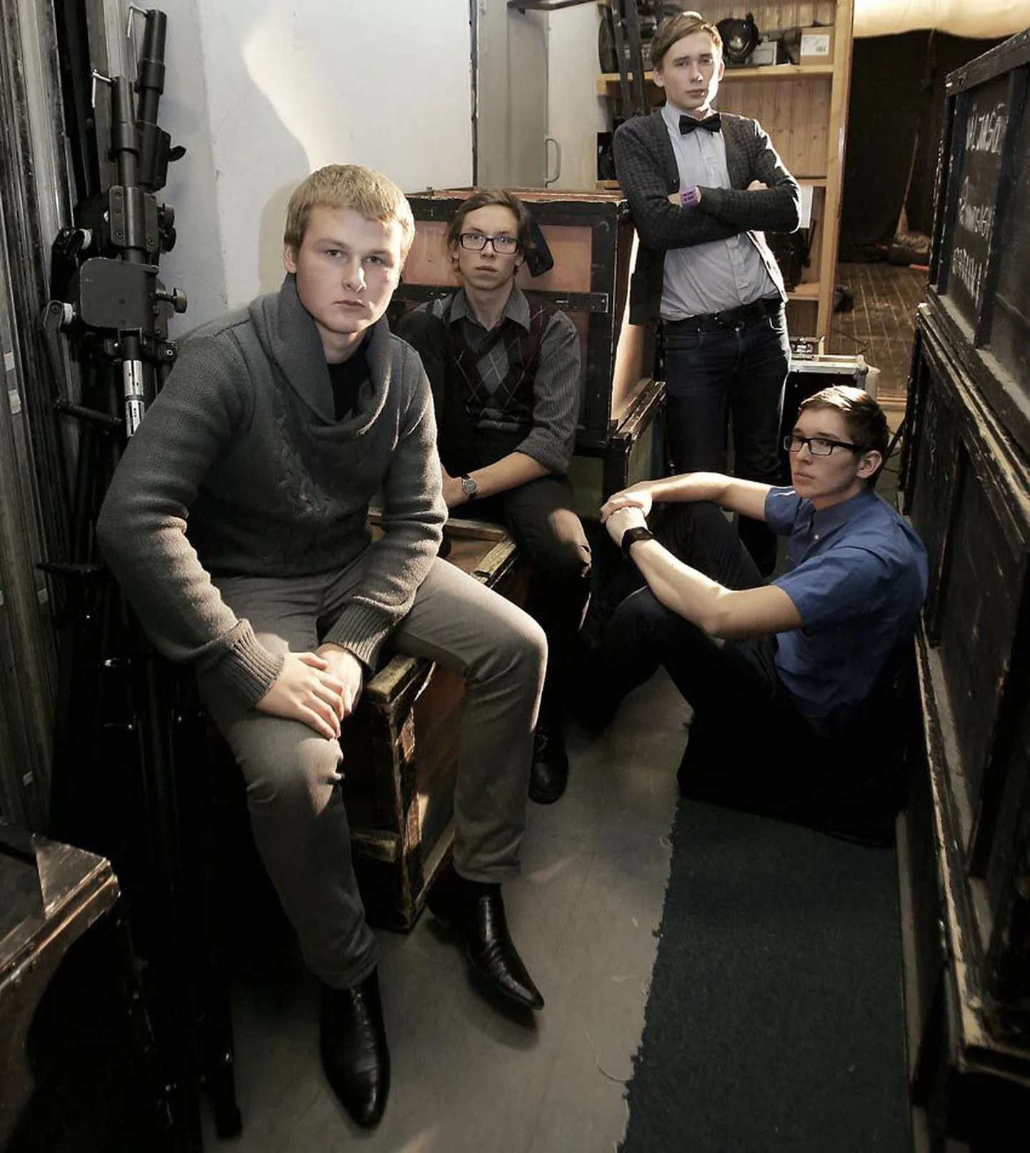 Madis Lundre (vasakult), Ringo Ramul, Tanel Siimann ja Lauri Mäesepp arutlevad lavastuses “Kotis” selle üle, millised nad on, olla tahavad ja kindlasti olla ei taha.