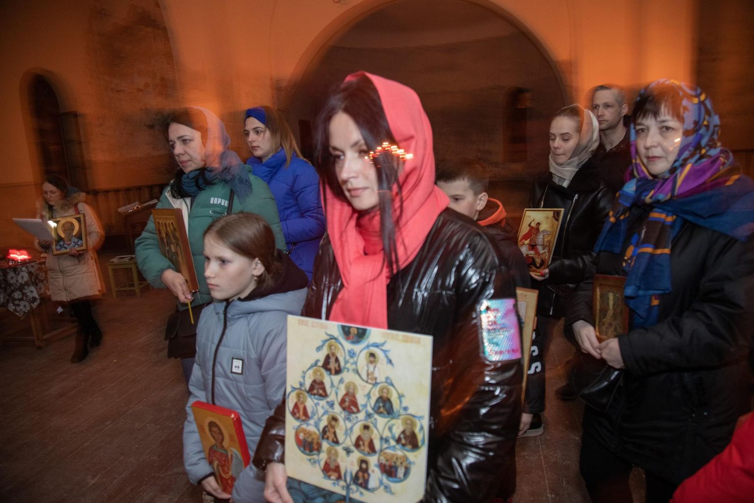 Suure-Jaani laupäevaõhtusele ülestõusmispühade paasateenistusele oli kogunenud paarkümmend inimest, teiste seas sõjapõgenikke Ukrainast.