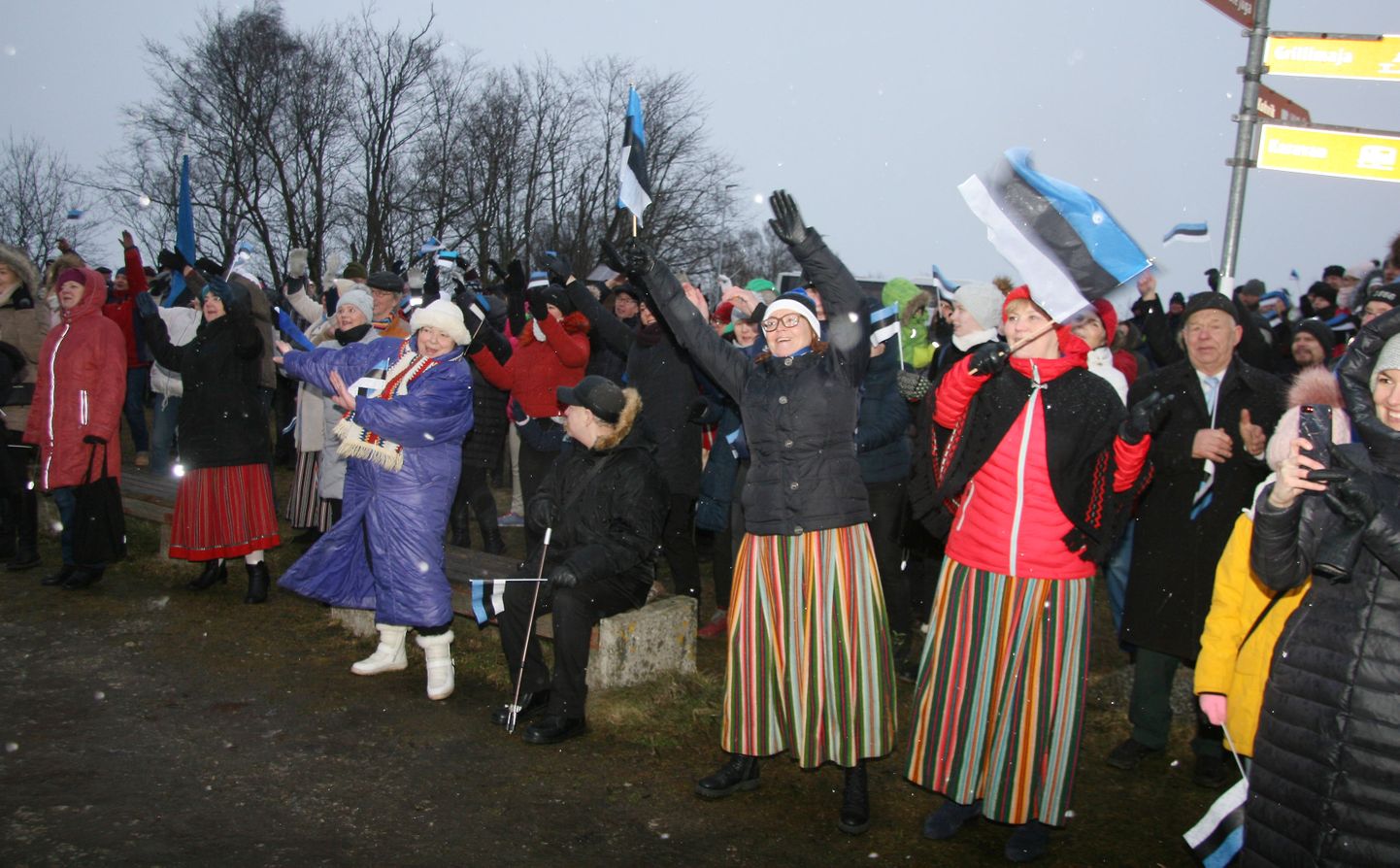 Päikesetõusu ajaks kogunes Valastele Eesti lipu heiskamise tseremooniale sadu inimesei, kes laulsid isamaalisi laule ja lõid tantsu "Kungla rahva" saatel.