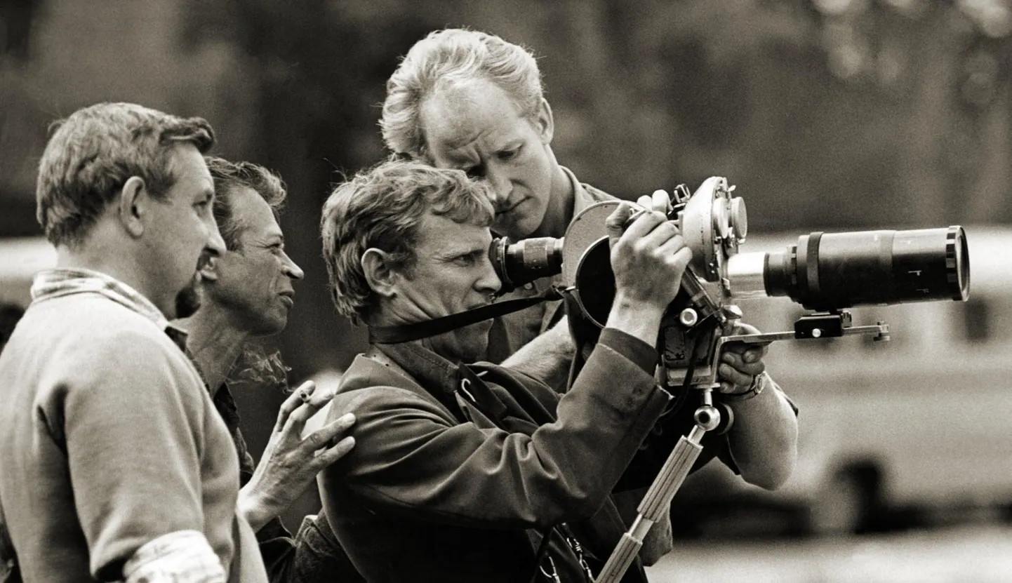 Filmi «Hullumeelsus» võtted. Vasakult filmi teine operaator Andrei Dobrovolski, lavastaja Kaljo Kiisk, operaator Anatoli Zabolotski ning operaatori assistent Mihkel Ratas. FOTO: Erakogu