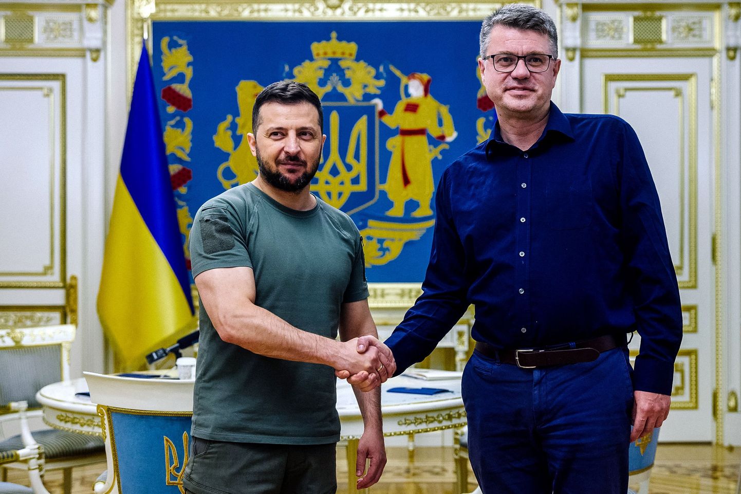 Президент Украины Владимир Зеленский обменивается рукопожатием с министром иностранных дел Эстонии Урмасом Рейнсалу перед их встречей в Киеве 3 августа 2022 года.