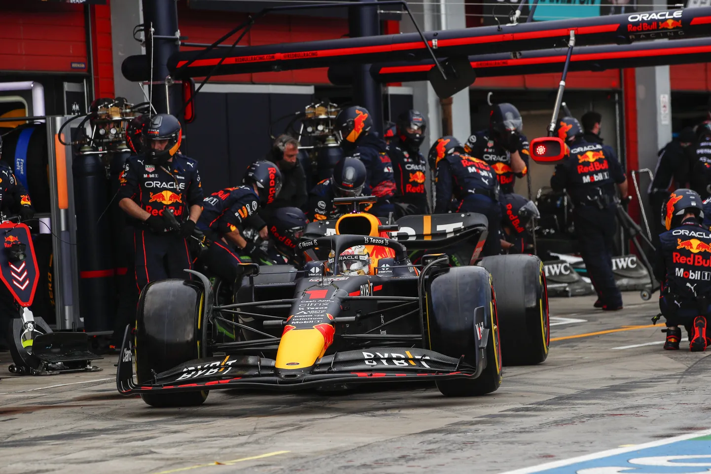 Max Verstappen boksipeatuses.
