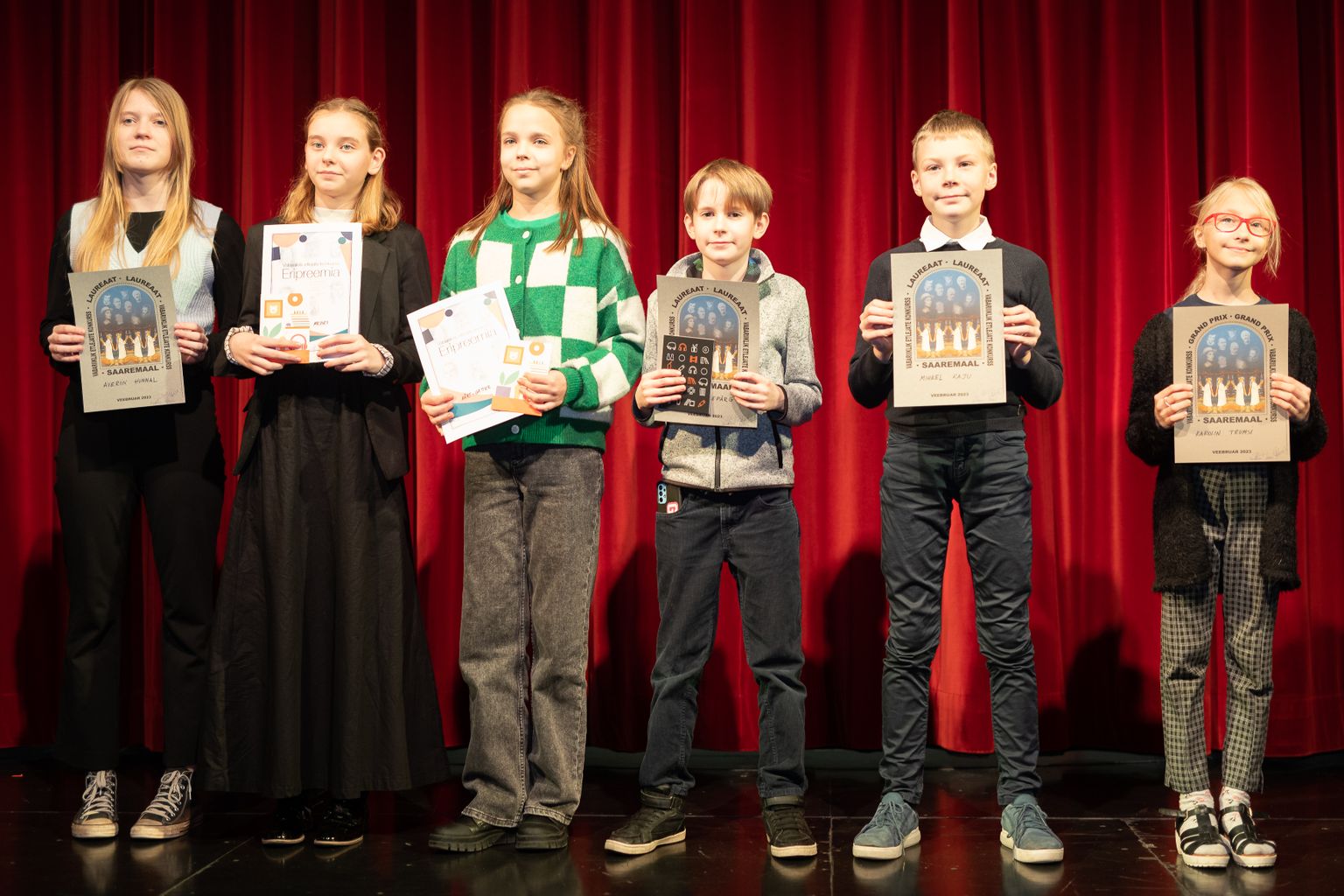 Vabariiklikul etlemiskonkursil Kuressaare teatris noppisid grand prix`d mandri õpilased, ent laureaaditiitleid ja üks eripreemia jäi ka Saaremaale.