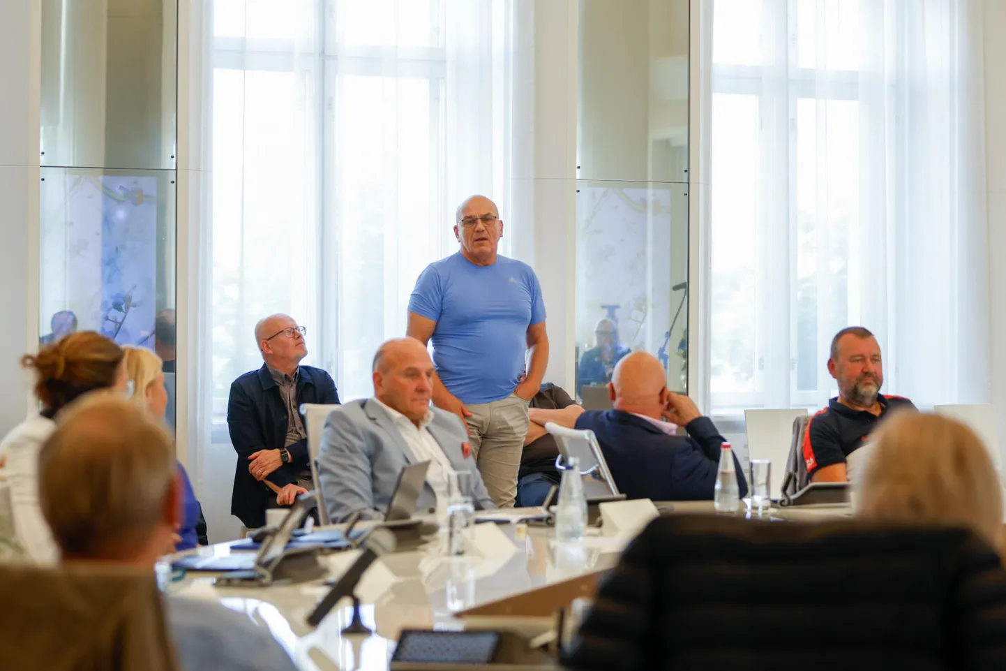 OG Elektra omanik Oleg Gross (sinises) selgitas volikogu liikmetele, et pärast seda, kui volikogu detailplaneeringu ilma lisatingimusi esitamata algatas, tegutses tema edasi heas usus.