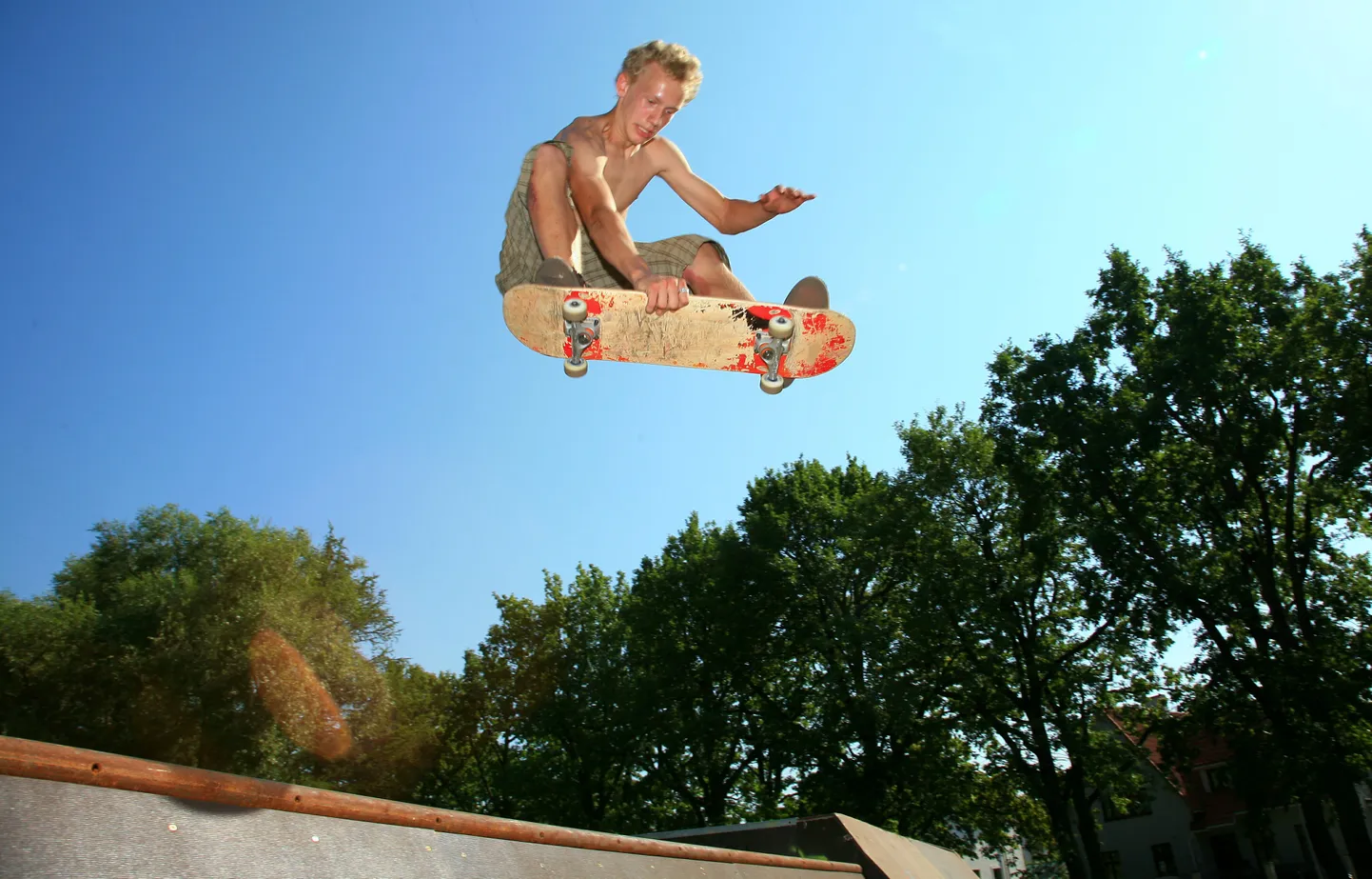 "Sindi skate'i" päevajuht Edgar Kiisa pakub pealtvaatajatele demonstratsioonesinemise.