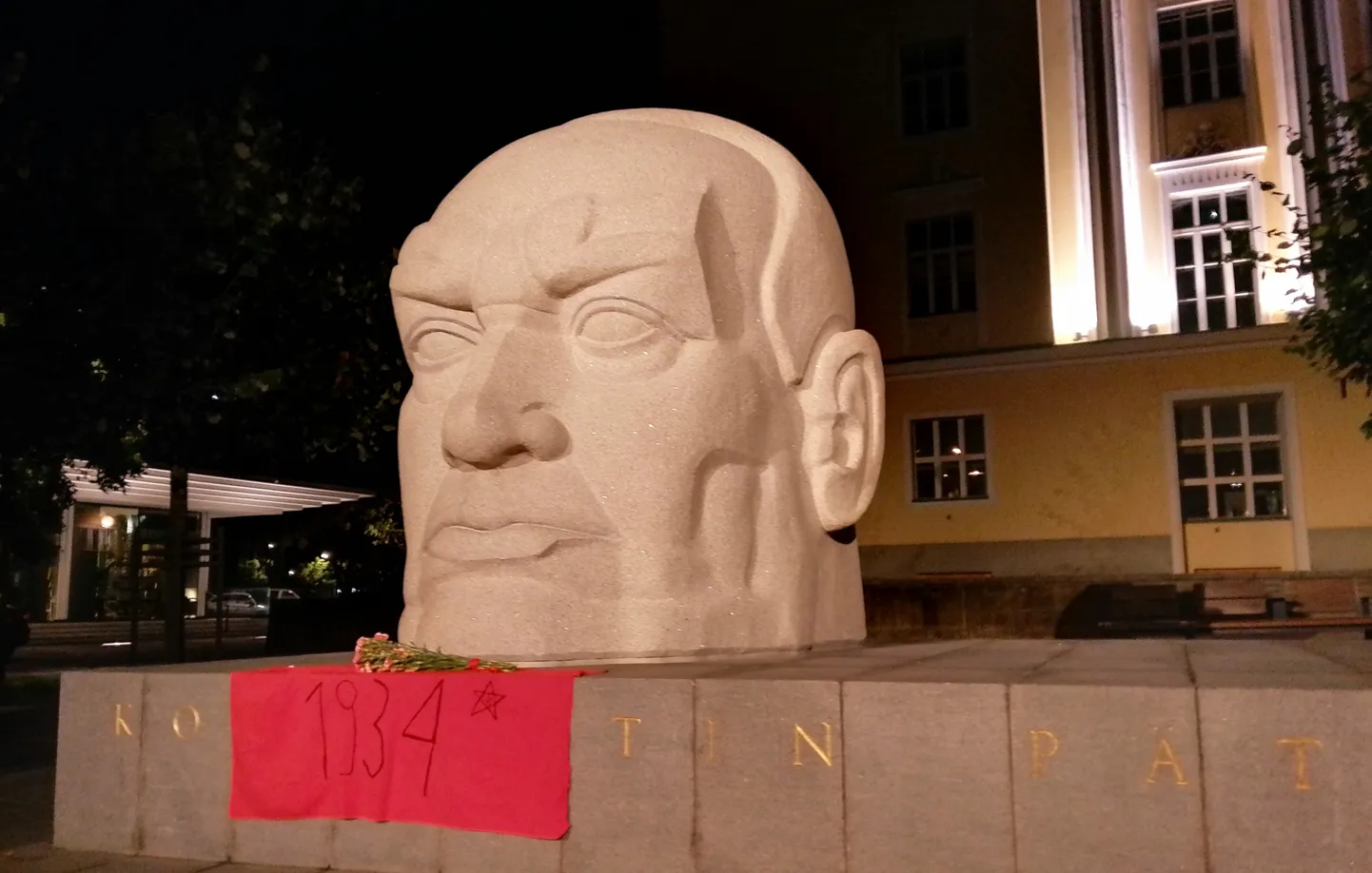 Красный флаг у памятника Пятсу.