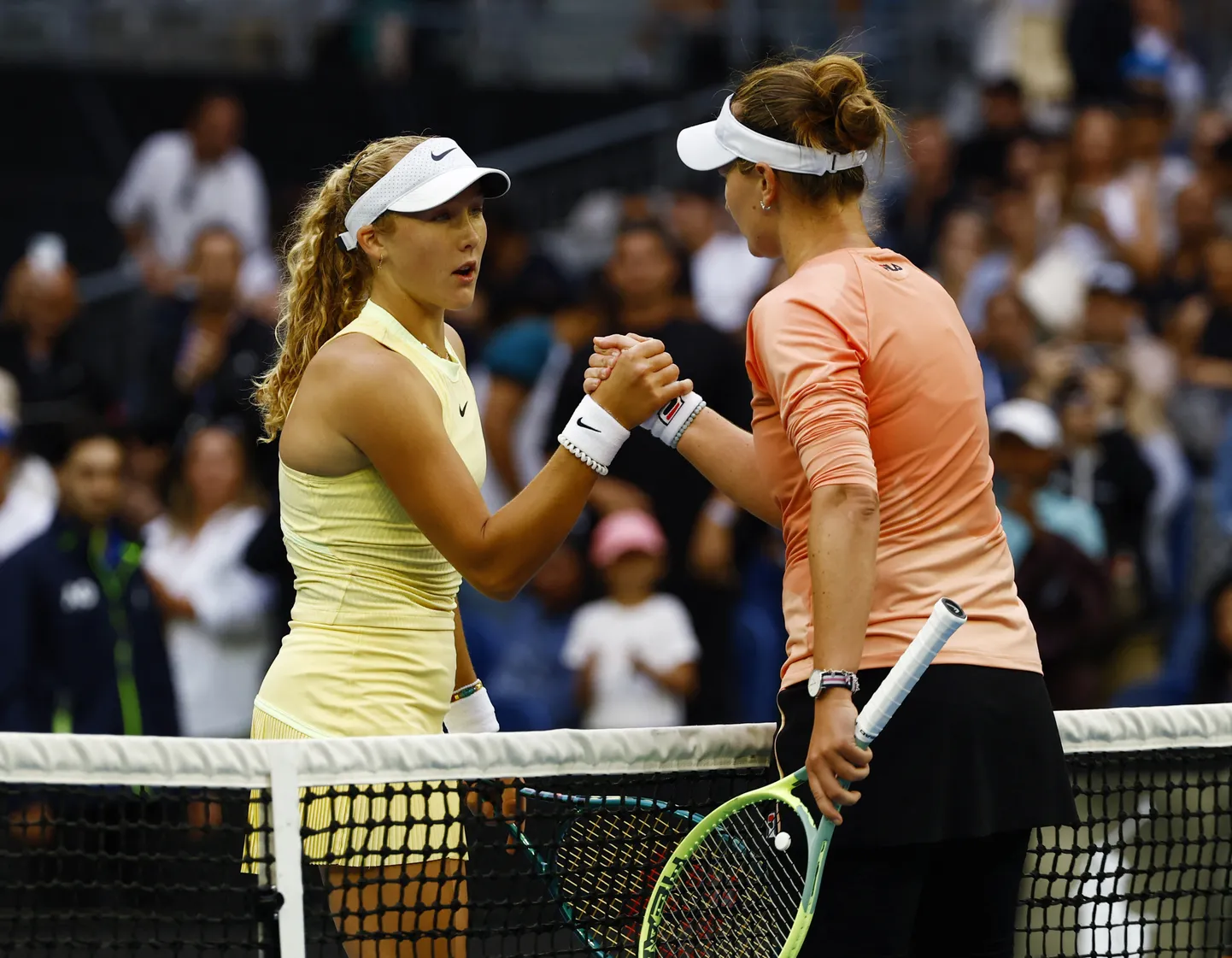 Venemaa tennisist Mirra Andrejeva (vasakul) surumas Austraalia lahtistel kätt tšehhitar Barbora Krejcikovaga. Foto on illustratiivne.