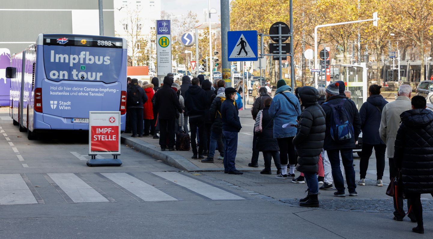 Cilvēki stāv rindā uz vakcināciju Austrijā, Vīnē.