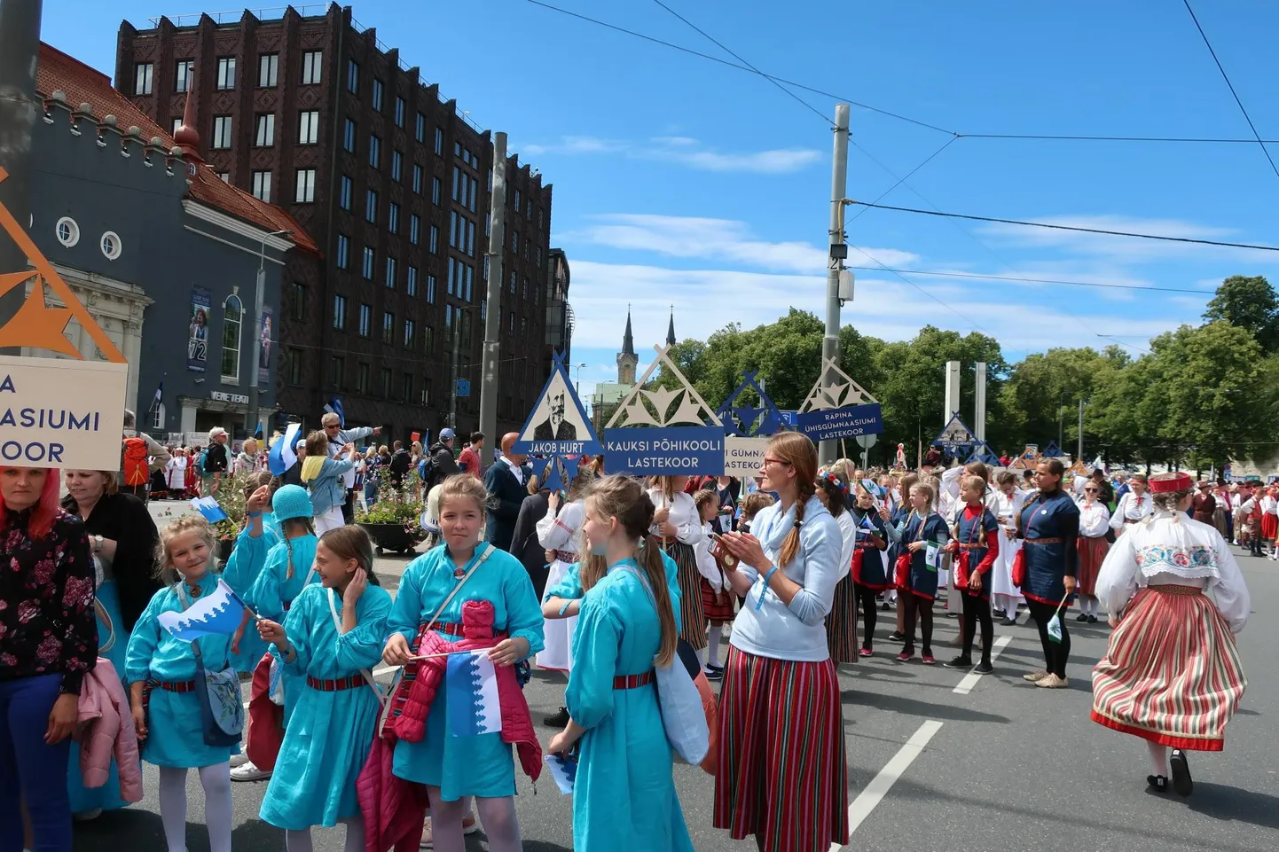 Põlvalased eelmise üldlaulu- ja tantsupeo rongkäigus. Ka tänavusel noortepeol on maakonna esindus igati korralik.