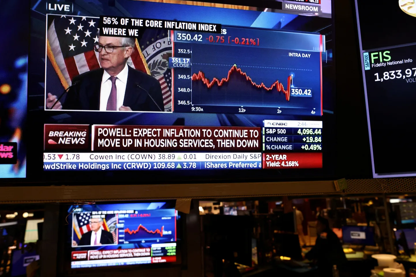 Föderaalreservi juht Jerome Powell pressikonverentsi ülekanne New Yorgi börsi ekraanidel 1.veebruaril pärast intressimäärade tõstmise otsust.