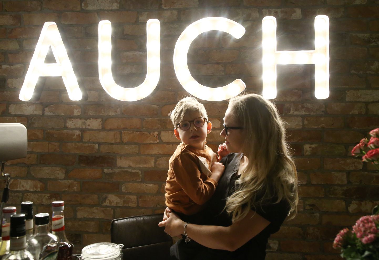"Kurts Coffee" īpašniece Ketija Karlsone ar dēlu Kurtu.