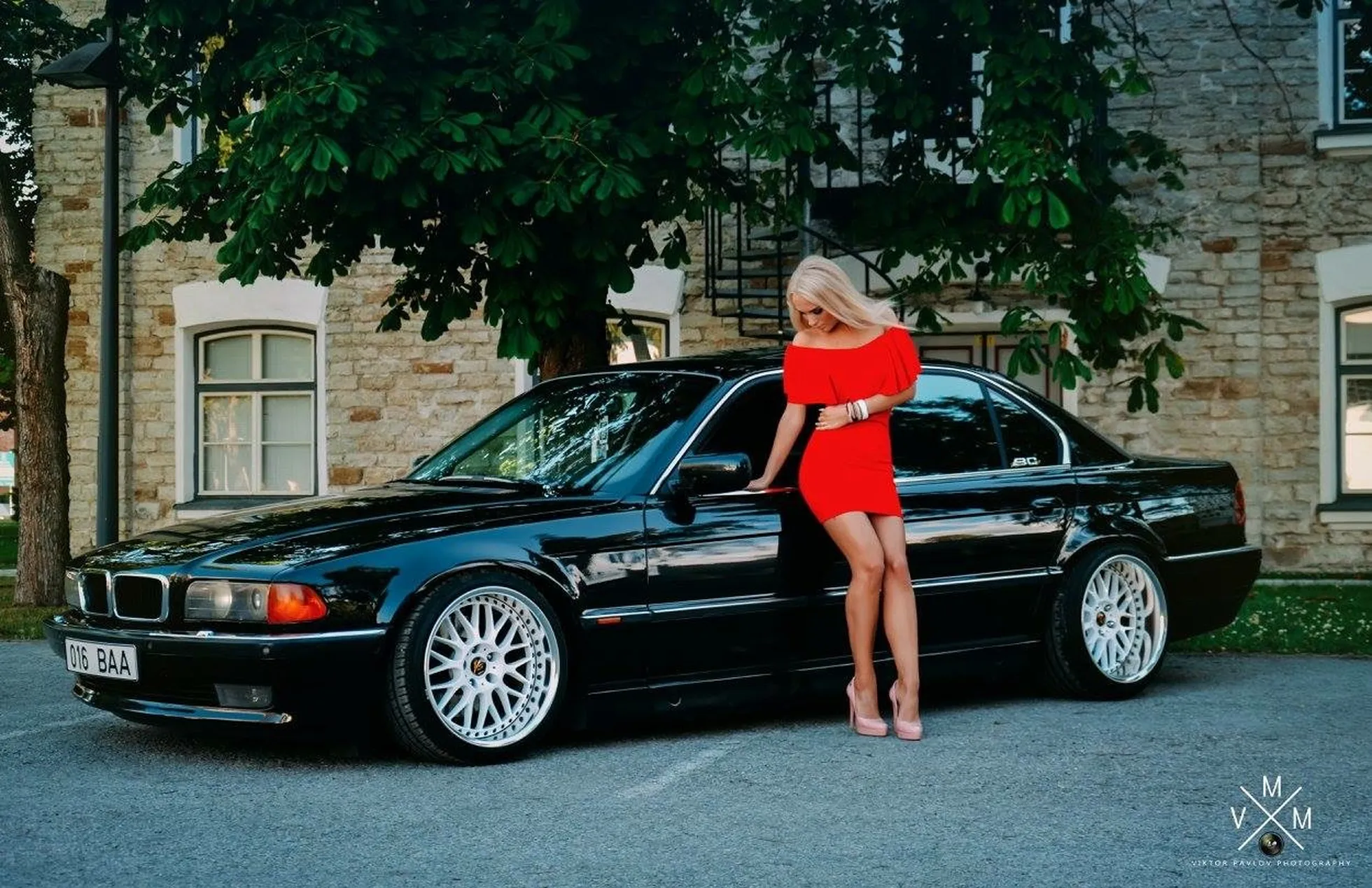 Sandra Alliksaar poseerib enda tuunitud auto taustal.