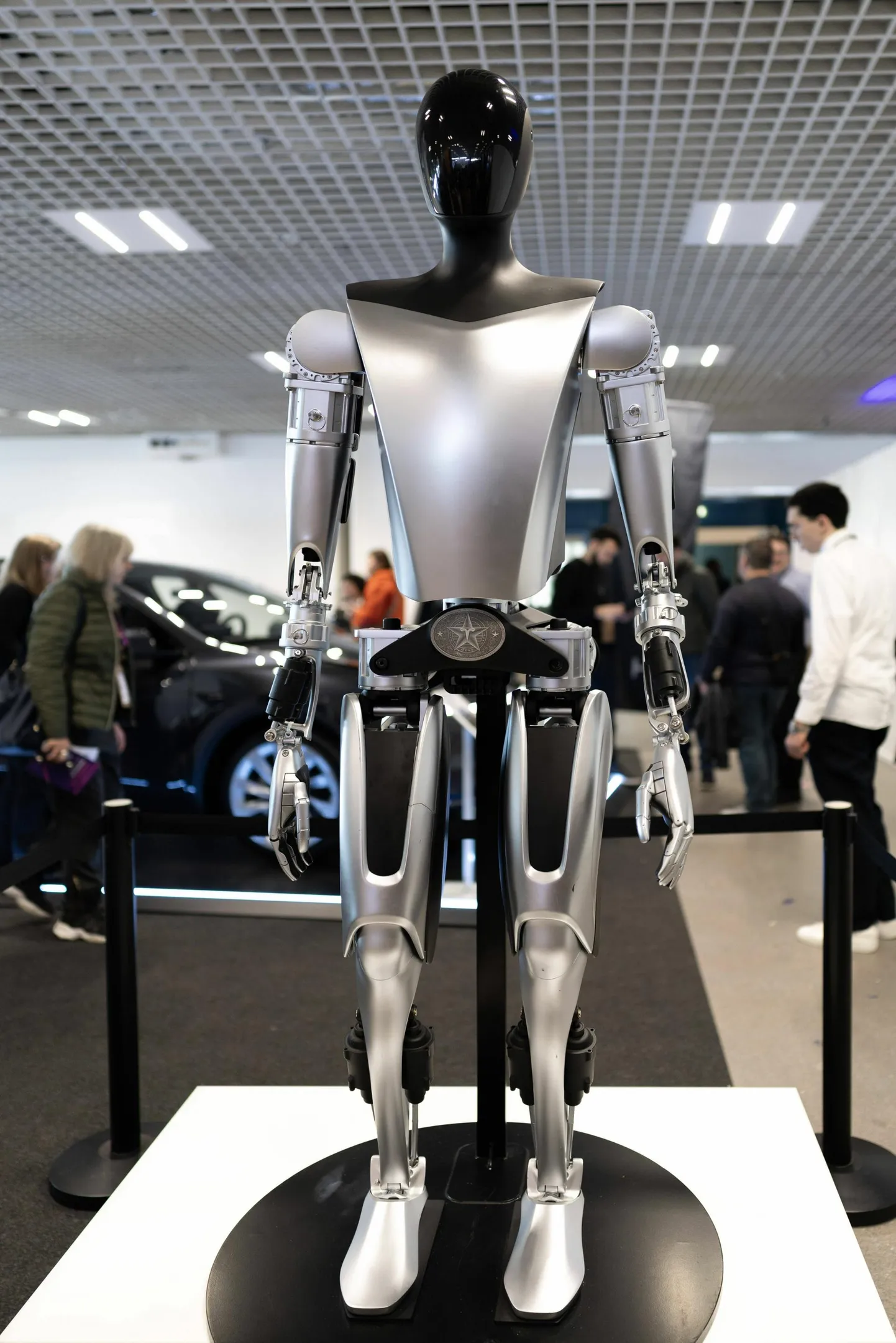 Elon Muski arendatud robot Optimus tänavu 13. veebruaril Cannes’is tehisaru festivalil. Musk on lubanud juba käesoleval aastal toota tuhandeid selliseid töölisroboteid Tesla tehaste jaoks.