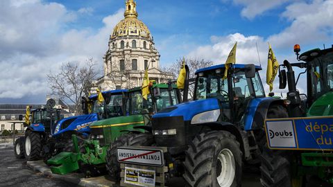 Põllumehed sõitsid Macroni survestamiseks traktoritega Pariisi