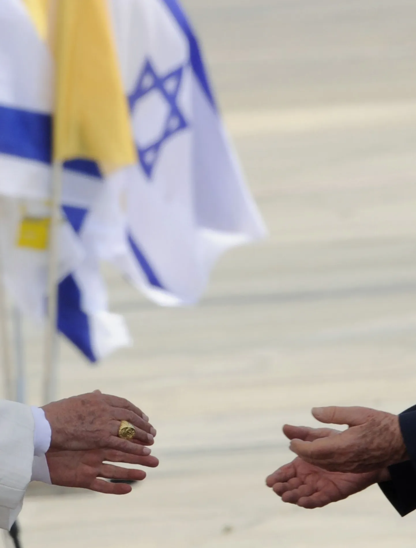 Paavst ja Iisraeli president Simon Peres tervitustseremoonial.