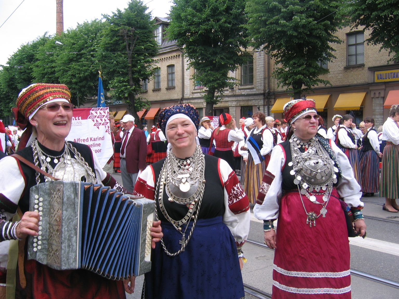 Elvi Nassar (keskel) varasemalt leelokooriga festivalil