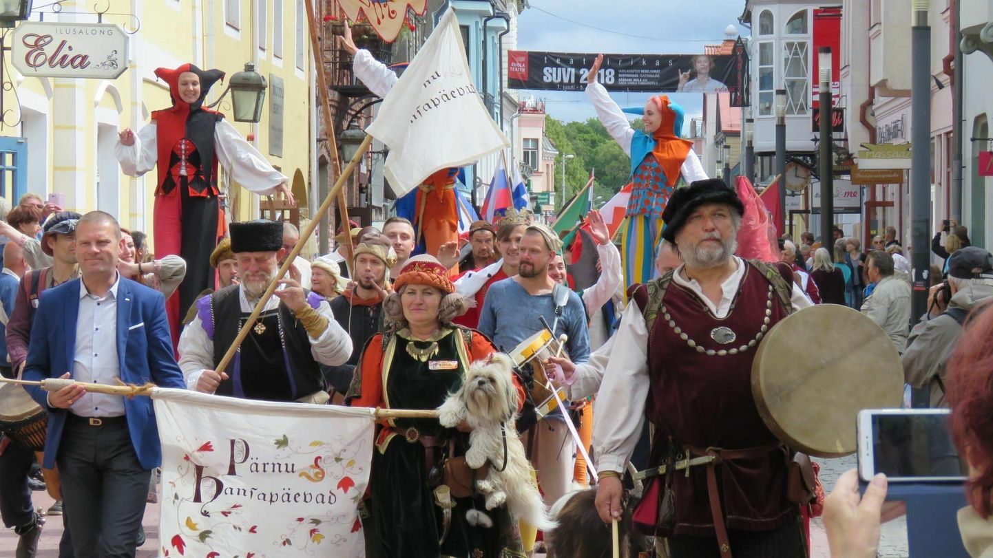 Pärnu hansapäevad algavad traditsiooniliselt jalutuskäiguga Rüütli tänaval.