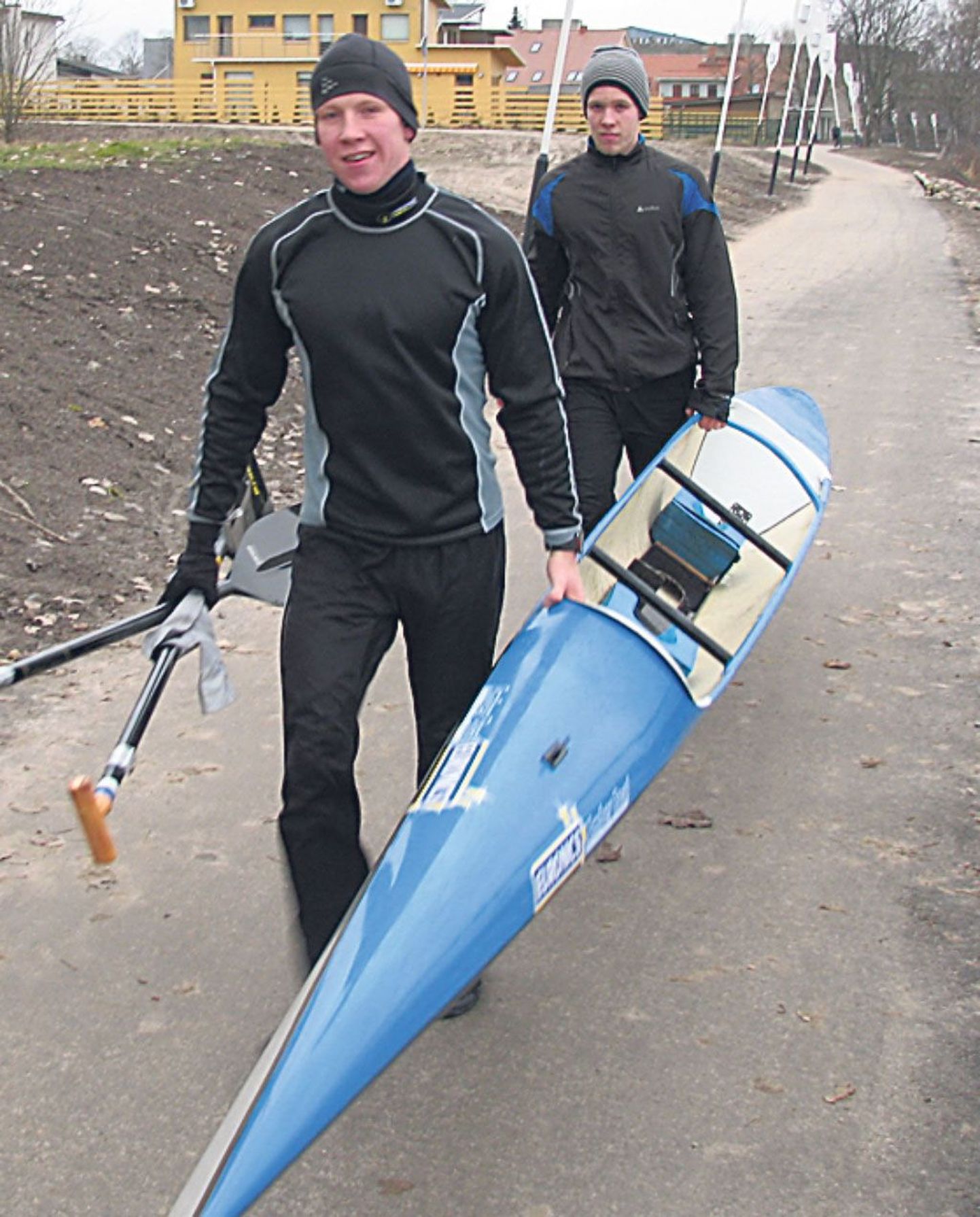 Joosep Karlson (esiplaanil) kanuutas alles 3. jaanuaril koos Andreas Baumiga soojas sügisilmas Pärnu jõel.