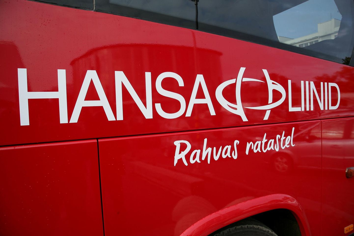 Esialgu sõidab Hansa Bussiliinid pealinna vahet neli korda päevas, teised firmad pole veel liinile tagasi tulnud.