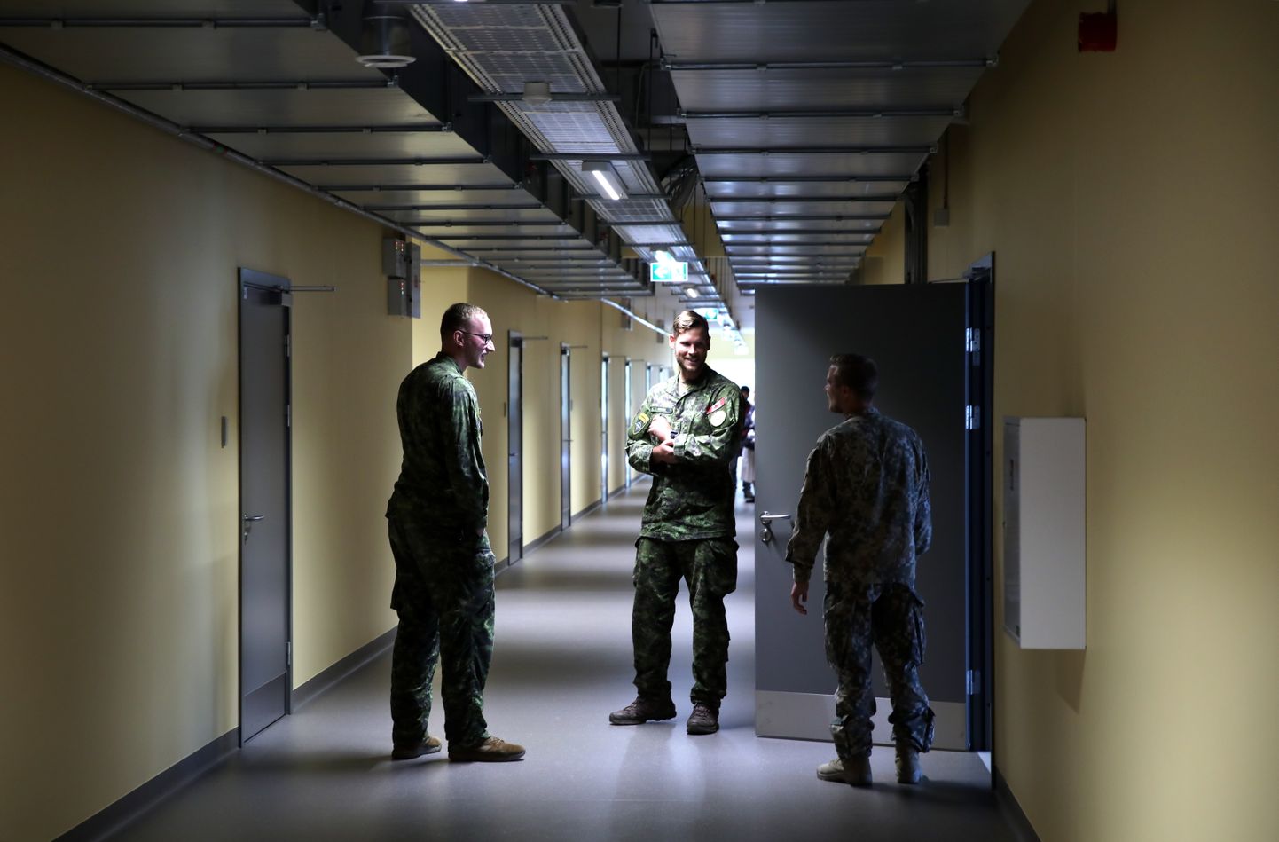 Karavīri jaunuzcelto kazarmu telpās Ādažu bāzē. Ilustratīvs attēls