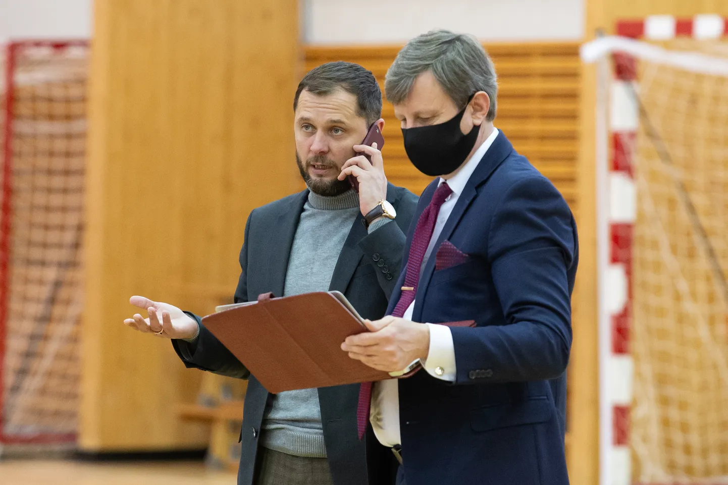Jõhvi volikogu praegune esimees Aleksei Naumkin (maskita) ja võimalik tulevane volikogu juht Eduard East.