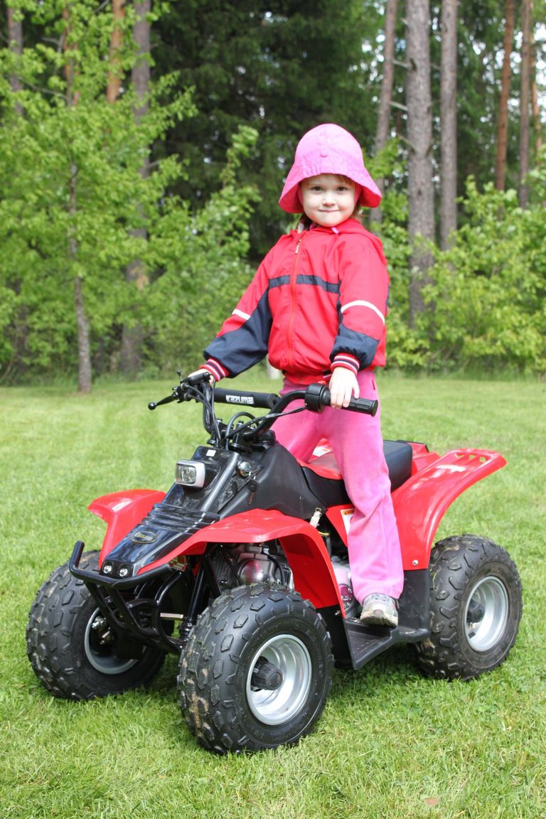 Väike Maria Saluste ATV-l. Nii sai alguse tüdrukutirtsu huvi motomaailma vastu.