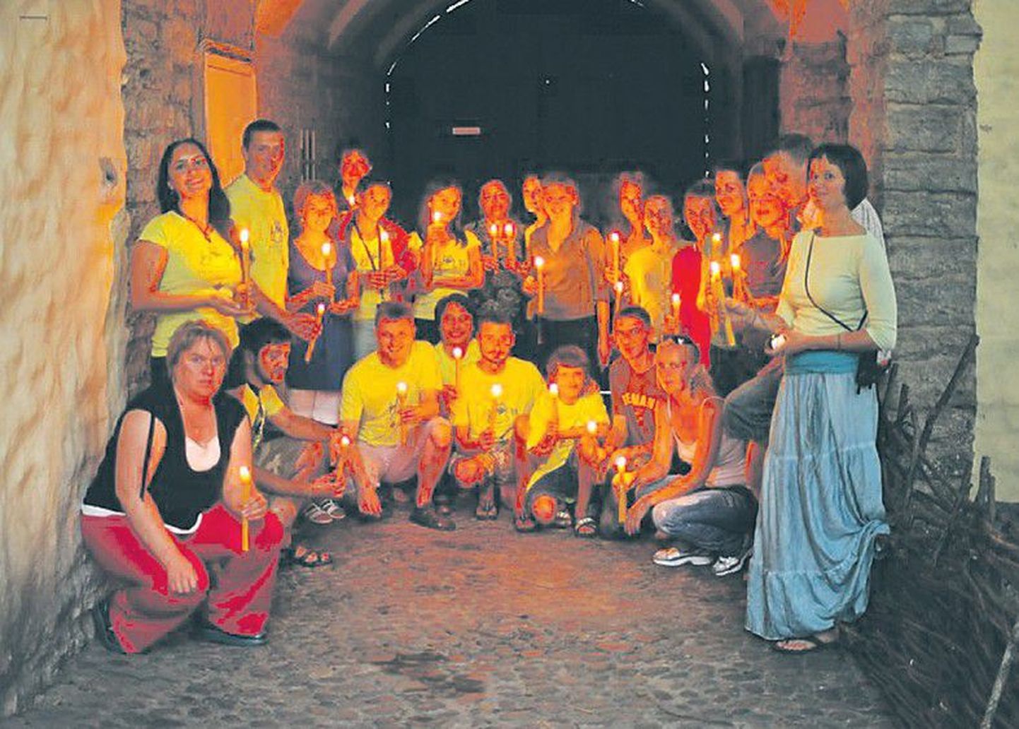 Участники международного проекта «Жизнь без электричества», который получил поддержку эстонского бюро «Молодежь Европы», своими руками изготовили, в том числе, и свечи из воска.
