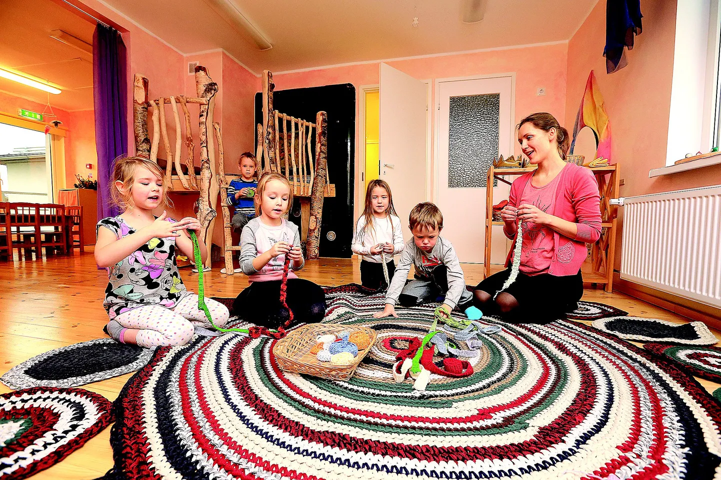Peale usinat asjade koristamist istusid Peetri kooli lasteaia Punga tänava majas toimetavad Mirtel (vasakult), Elenora, Mirt, Kalju ja Priit (tagaplaanil) koos õpetaja Kadri Käärdega maha ja asusid mängimiseks kasutatud paelu laulmise saatel kerra kerima.