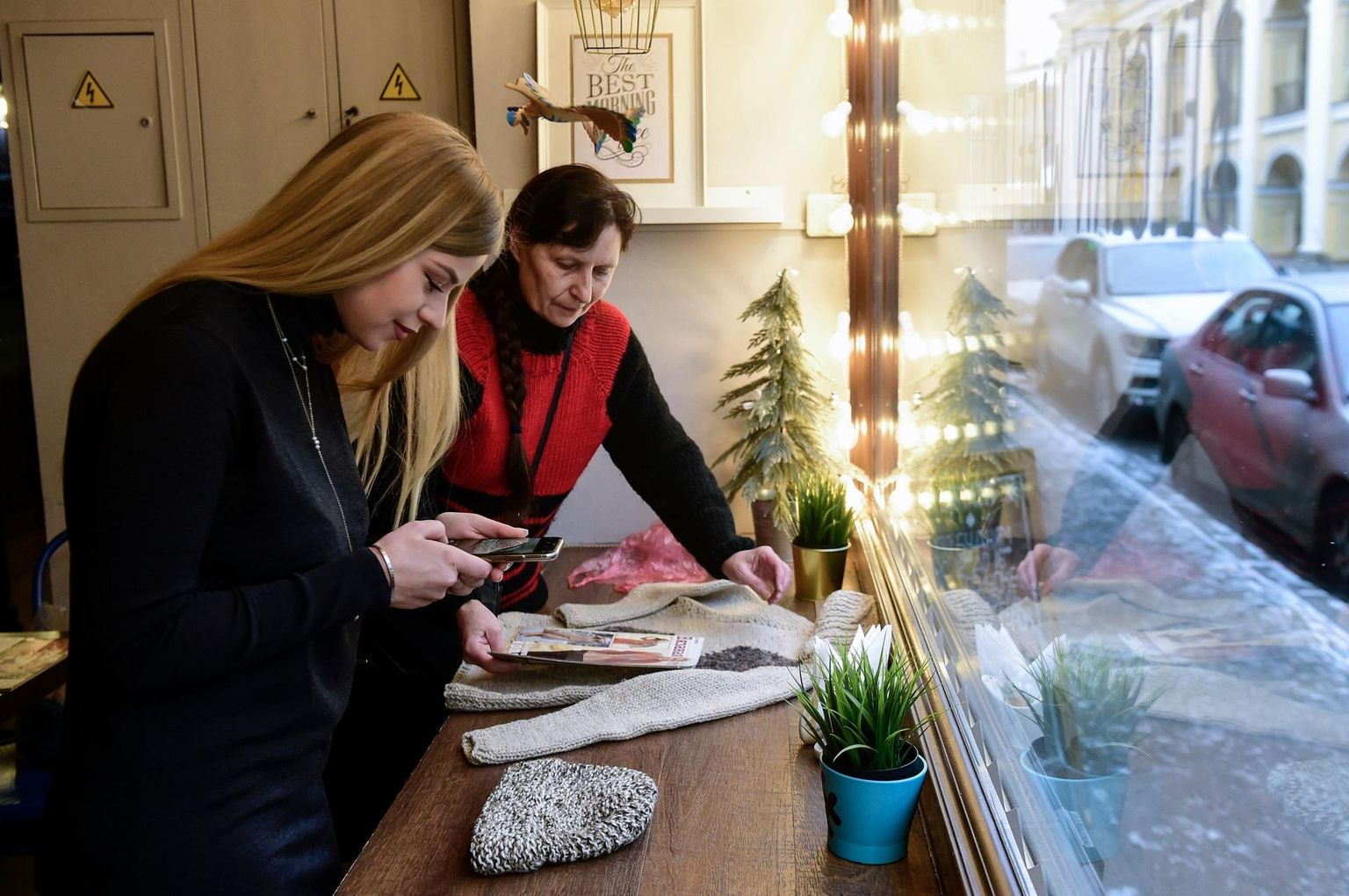Osava kuduja Nina Ložkova sõnul tagab kudumite müümine metroojaama asemel interneti vahendusel talle eneseväärikuse ja ei tekita temas vaese inimese tunnet.