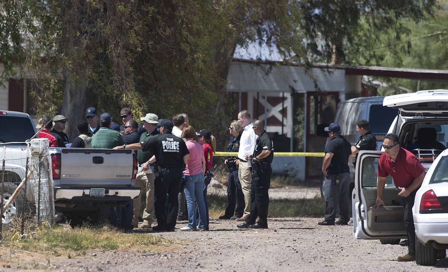 Arizona osariigi Yuma maakonna politseinikud uurivad tulistamisseeriat.