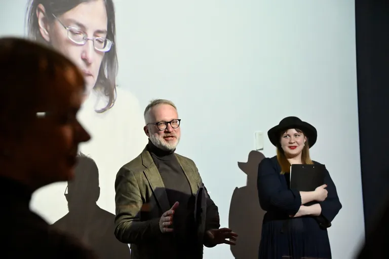 Rakstnieks Osvalds Zebris un izstādes projekta vadītāja Katrīna Kūkoja.
