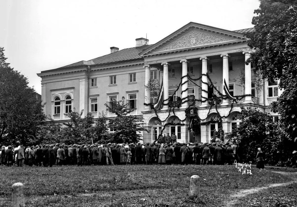 Gaujienas vidusskolu atklāja 1922. gadā, 1850. gadā klasicisma stilā celtajā barona fon Vulfa Jaunajā pilī, kas ir Valsts nozīmes mākslas un arhitektūras piemineklis.