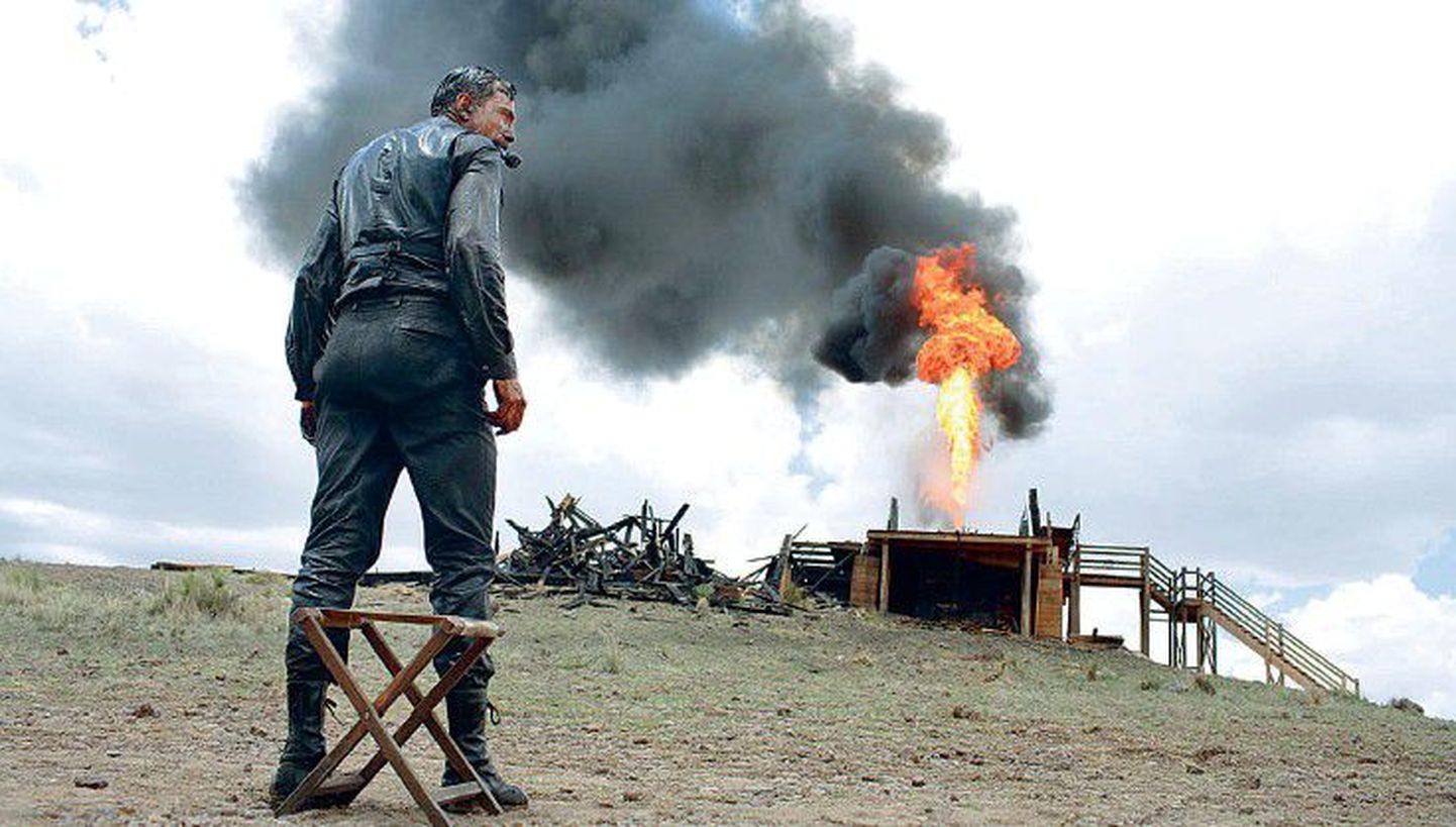 Kullakaevur Daniel Plainview (Daniel Day-Lewis) avastab naftat ega saa sellelt enam silma.