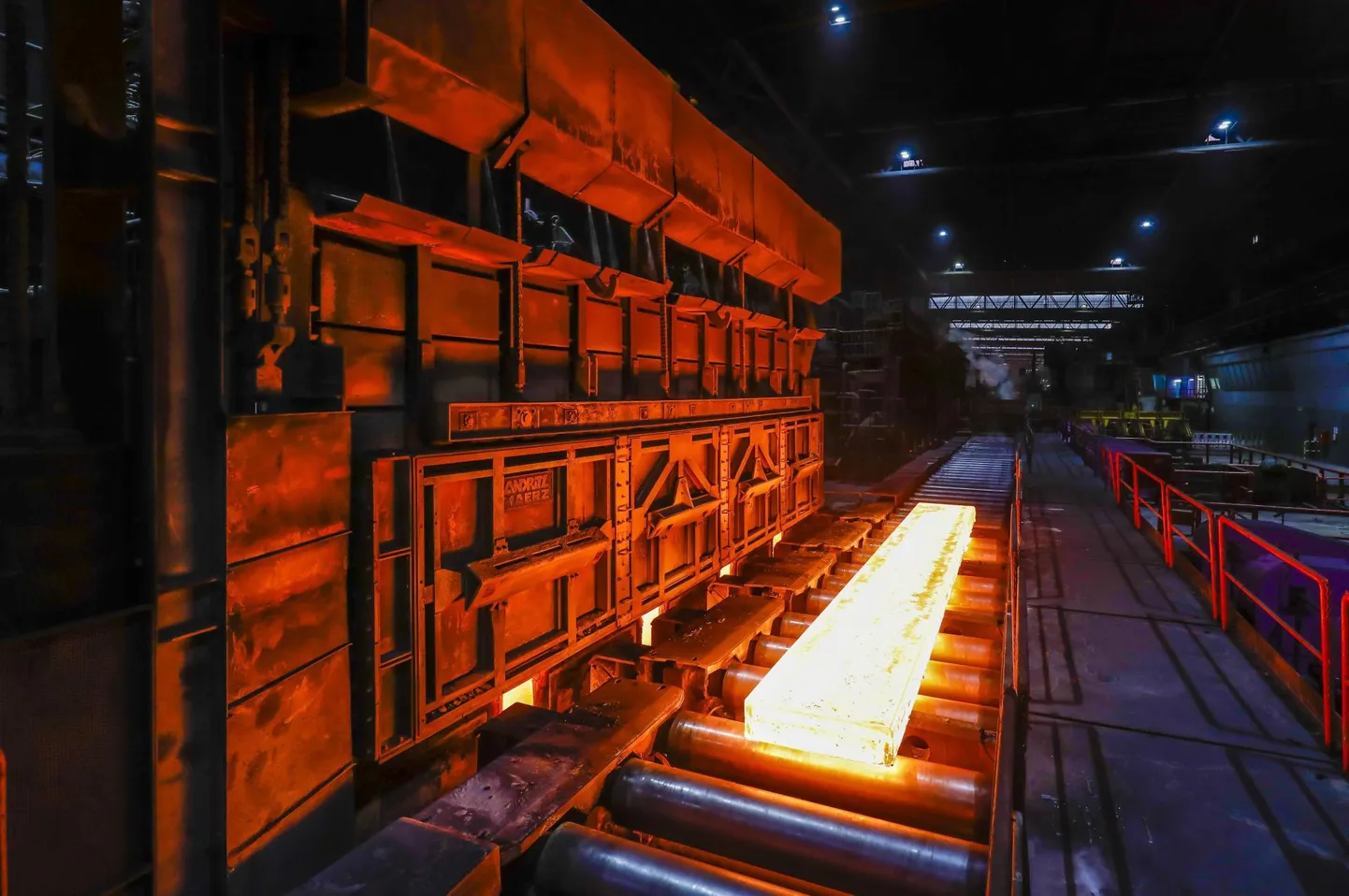 SSAB valtsis esimesed rohelise terase koguse juba juulis nig see tarniti Volvole. Veisniku kasutamist süsiniku asemel kavandatakse ka Saksamaa terasetööstuses. Pildil ThyssenKruppi terasetehase sisevaade Hüttenwerkis.