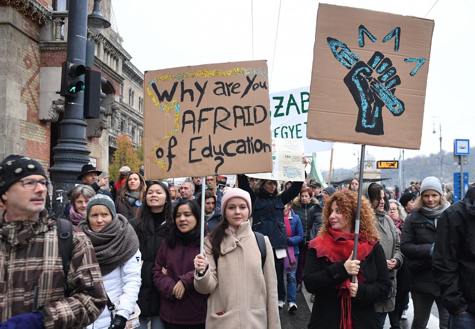 Läinud laupäeval marssisid tuhanded inimesed Budapestis Kesk-Euroopa ülikooli kaitseks, kandes plakateid kirjaga «Miks te kardate haridust?» ja skandeerides «Vaba riik, vaba ülikool!».