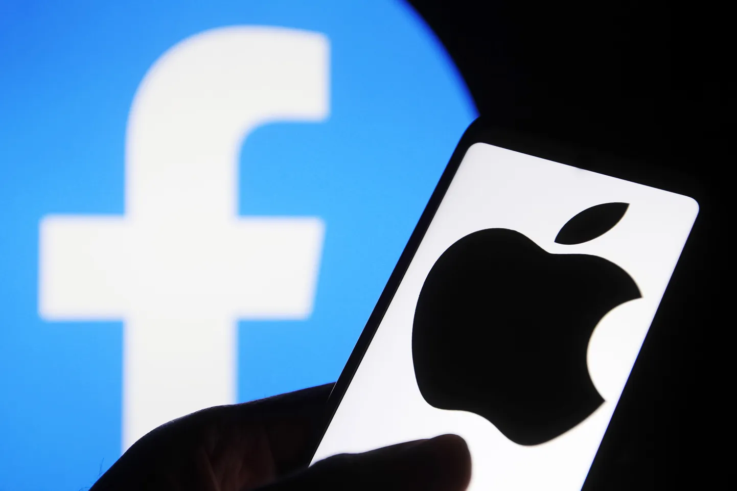 Facebooki ja Apple'i logod