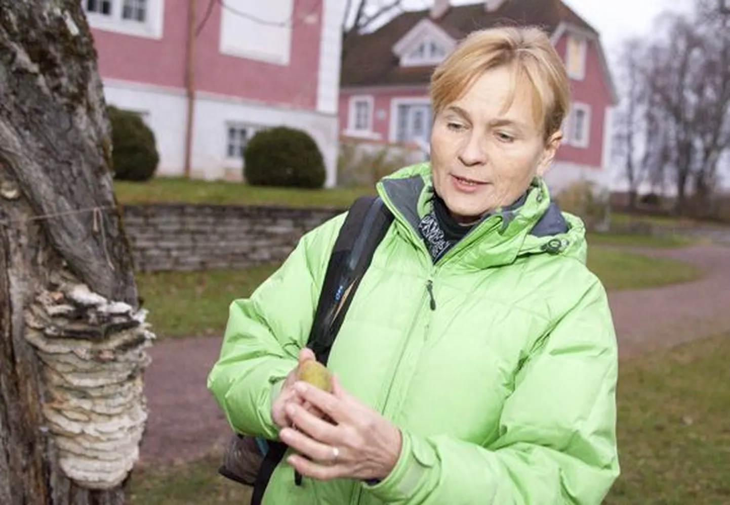 Asta Tuusti armastab loodust sellest ajast peale, kui ta ennast mäletab. Sagadi looduskooli juhina on aasta õuesõpetajal õnnestunud taimede, loomade ja seente vastu huvi tekitada tuhandetes koolinoortes.