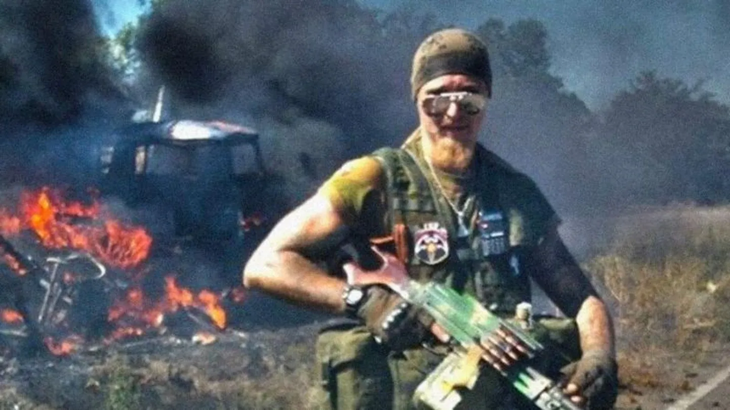 2014 год. Командир ДШРГ «Русич» сфотографировался на фоне тел расстрелянных из засады «айдаровцев». Эти фото выложили в соцсети «Русича». Позже участники формирования признавались, что расстреляли тогда нескольких раненых.