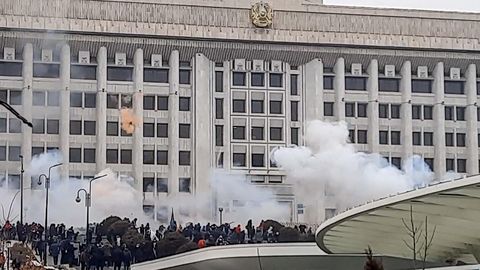 Hinnatõusu vastased protestid Kasahstanis paisusid režiimivahetuse nõudmiseks