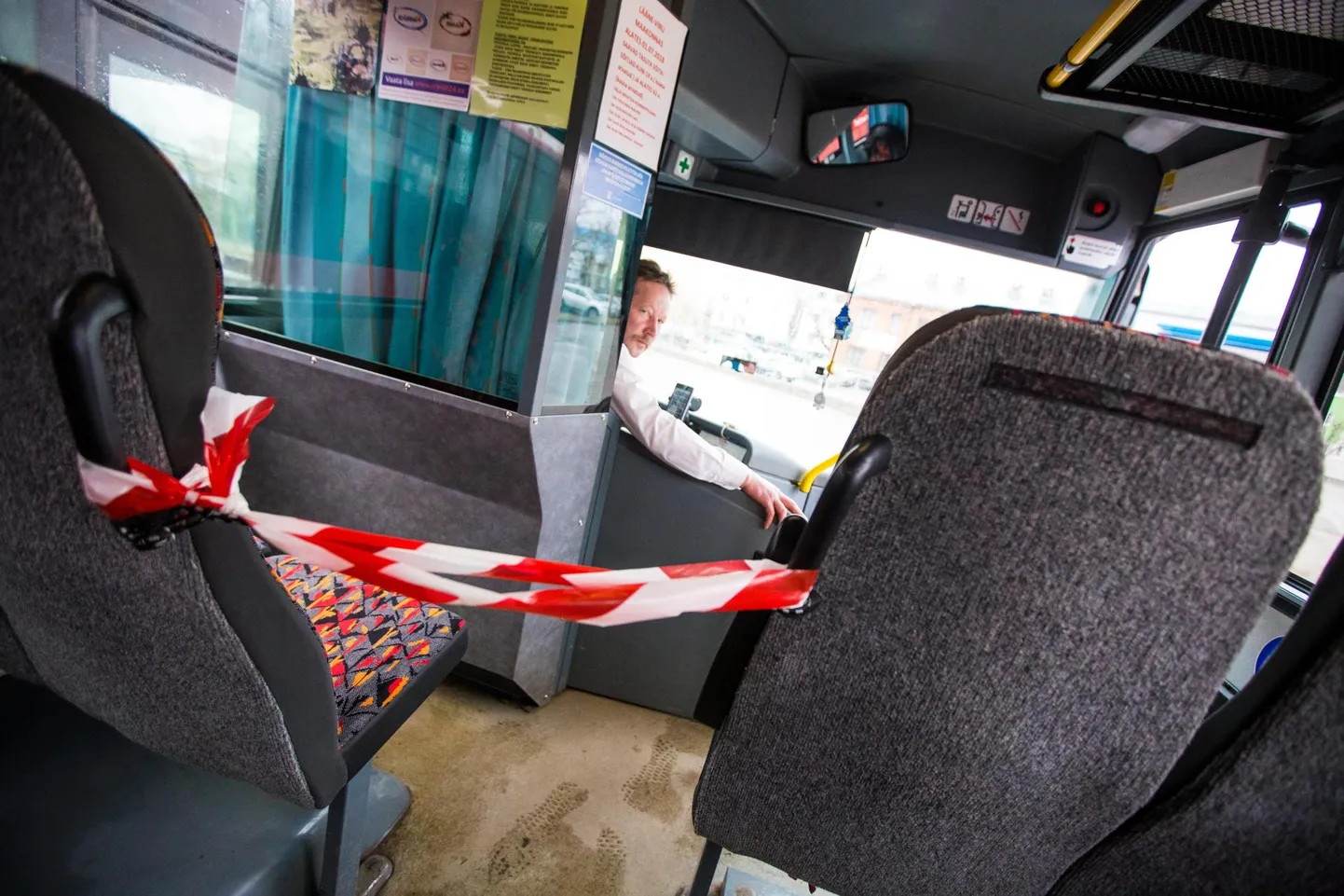 Kevadel koroonaviiruse suure leviku ajal suleti busside esiuksed kõikidel maakonnaliinidel, nüüd ollakse Harjumaal sunnitud tegema sama.