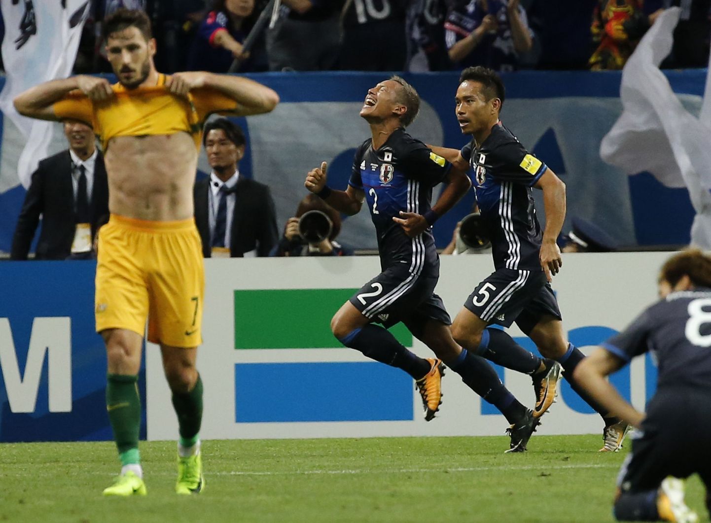 Jaapani jalgpallur Yosuke Ideguchi tähistab Austraaliale löödud väravat.
