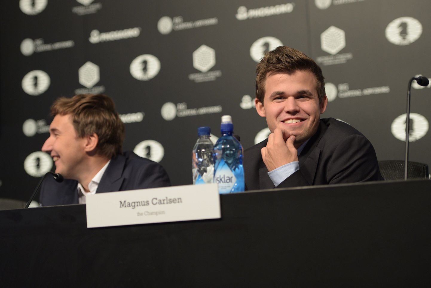 Magnus Carlsen (paremal) ja Sergei Karjakin