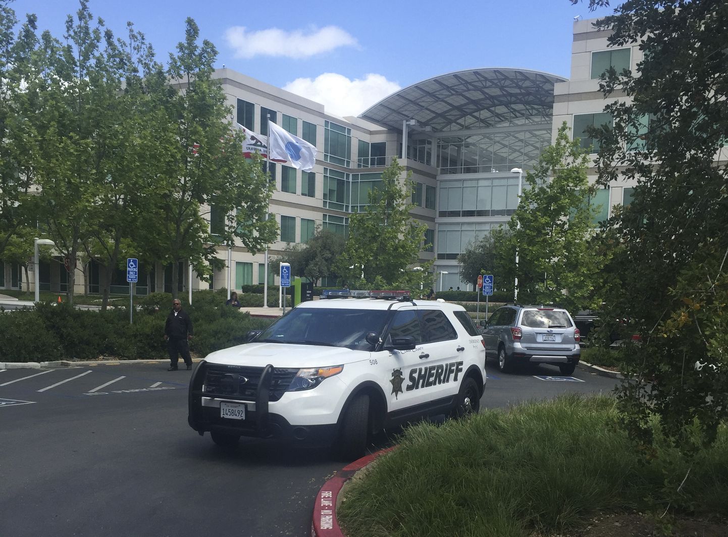 Santa Clara maakonna šerifi auto Apple'i linnaku ühe hoone ees 2016. aastal.